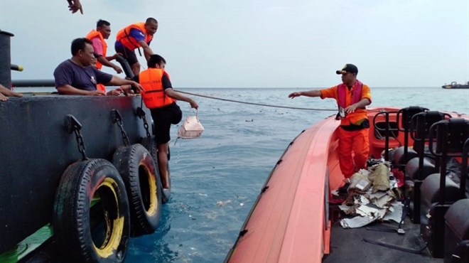 TRAGEDIJA: Indonezijski avion sa 188 ljudi pao u more