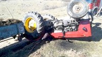 Prevrnuo se traktor, vozač poginuo