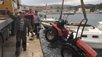 Brač: Traktoru otkazale kočnice pa završio u moru