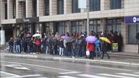 Tužni prizori u Banjoj Luci: Stotine građana po kiši čekaju papir da odu iz BiH