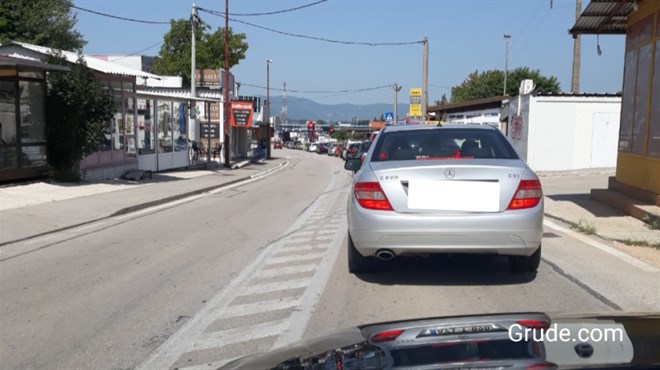 GRUDE: Kilometarska gužva na graničnom prijelazu Gorica-Vinjani