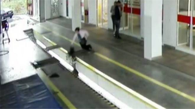 VIDEO: Tehnički u Širokom pošao naopako, žena upala u rupu