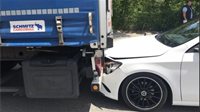 Automobilom se zabio u kamion pa blokirao pola Mostara