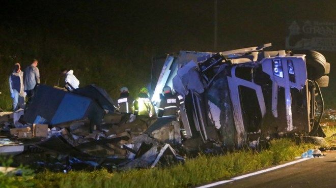 Mladić iz BiH poginuo u teškoj nesreći, vozač kamiona izravno udario u njegov automobil