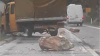 Mostar: Kamena gromada pala na cestu i udarila u kamion