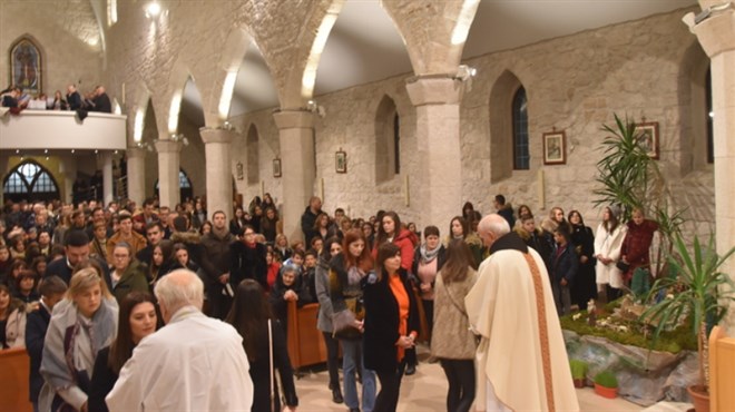 FOTO: Fra Ante Šaravanja pred više tisuća vjernika predvodio svetu misu