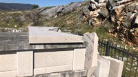ČAPLJINA: Uništen spomenik don Iliji Tomasu