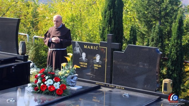 FOTOGALERIJA: Svijeće na grobovima načelnika Marića i Šimunovića, predsjednika Bobana, palih vitezova...