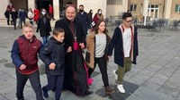 Biskup Palić blagoslovio božićne jaslice na Trgu hrvatskih velikana u Mostaru