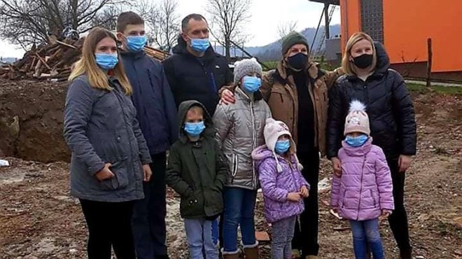Predsjednica volontira i gradi kuću obitelji sa šestero djece u Petrnji