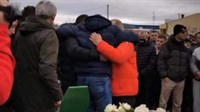 Ovo je najtužnija fotografija: Tri oca zagrljeni stoje na sahrani svojih sinova