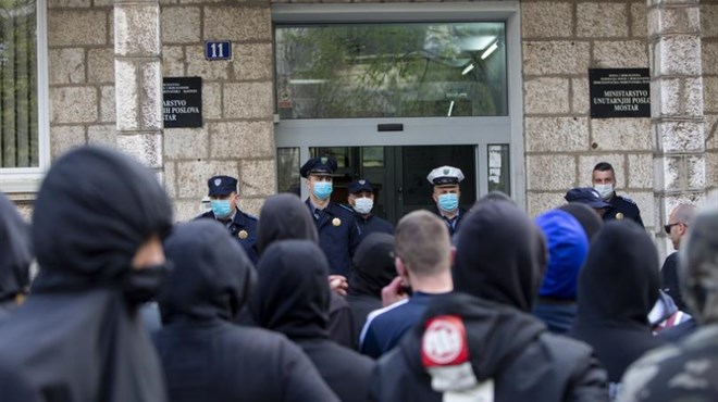 Prosvjedi pred PU Mostar zbog premlaćivanja Slavena Blaževića