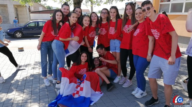 (FOTO/VIDEO) GRUDE: Ruđerovi genijalci uz pjesmu i ples proslavili kraj osnovnoškolskog obrazovanja