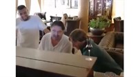 VIDEO: Kovačić i Modrić zapjevali najljepšu pjesmu posvećenu miru, bravo doktori!