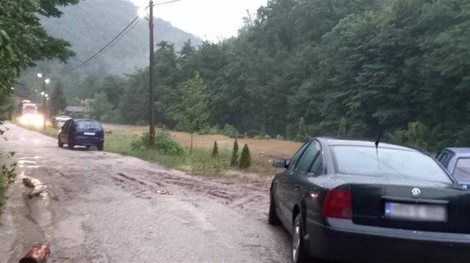 Poplave u Žepču, Vitezu... turisti ostali odsječeni nakon blokade ceste