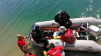 Potražni timovi pod vodom tragaju za nestalim mladićem u Mostarskom jezeru
