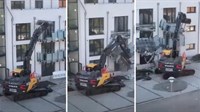 Bagerom srušio pola zgrade jer ga vlasnik nije htio isplatiti VIDEO