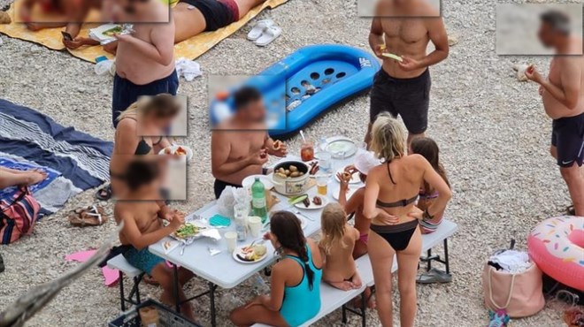 Na plaži u Baškoj Vodi postavili stol i stolice: Mještani ogorčeni