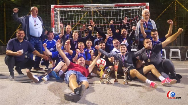 FOTO: Čaršija apsolutni prvak Drinovaca! Osvojili turnir i u nogometu i u potezanju konopa