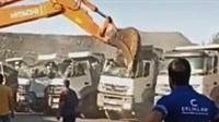 VIDEO: Hakan nije dobio plaću! Sjeo u bager i razbio pet kamiona svom poslodavcu