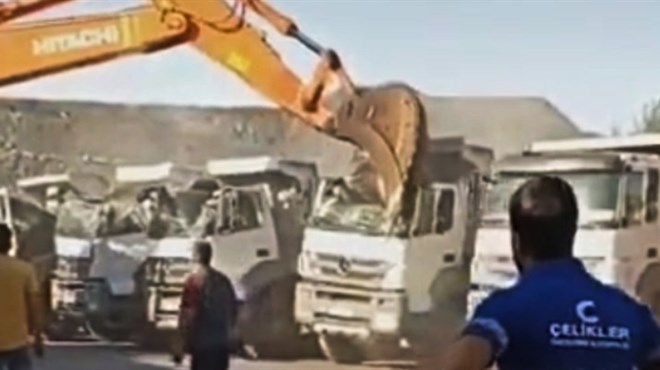 VIDEO: Hakan nije dobio plaću! Sjeo u bager i razbio pet kamiona svom poslodavcu