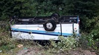 Autobus sletio s ceste nakon kontakta s Fiatom: Ozlijeđeno 16 osoba, od čega 4 teže