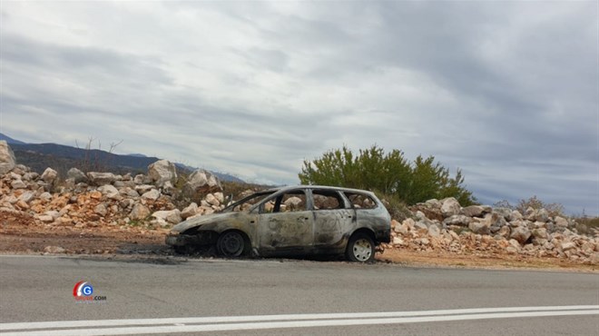 FOTO: U Grudama od automobila ostala olupina