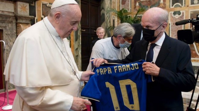 Papa dobio Dinamov dres i poslao snažnu poruku
