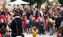 FOTO: Najmlađi Gruđani uživali uz Djeda Božićnjaka, Vilenjaka i Minnie