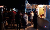 Otvorene Adventske kućice u Grudama, Djed Božićnjak razveselio najmlađe FOTO/VIDEO