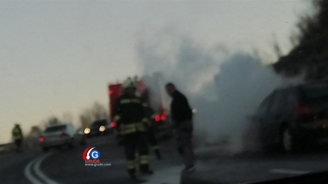 Zapalio se automobil koji je vozio u smjeru Gruda, na terenu policija i vatrogasci