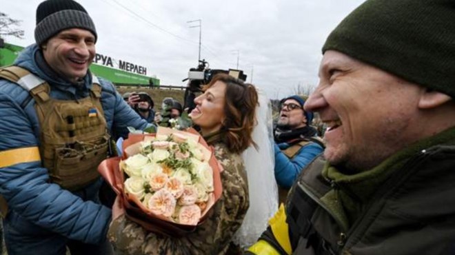 FOTO: Valery i Lesya koji brane Ukrajinu vjenčali se na ratištu, čestitao im i gradonačelnik Kličko