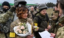 FOTO: Valery i Lesya koji brane Ukrajinu vjenčali se na ratištu, čestitao im i gradonačelnik Kličko
