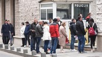 Ovo su ljudi koji čekaju vizu da odu iz BiH, 50 metara od njih političari pregovaraju