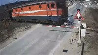 Šokantan VIDEO iz BiH: Ignorirao spuštenu rampi i signalizaciju pa ga pokupio vlak