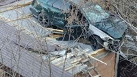 Automobil završio na krovu jednog objekta kod Konjica