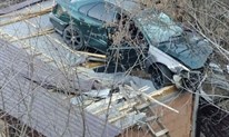 Automobil završio na krovu jednog objekta kod Konjica