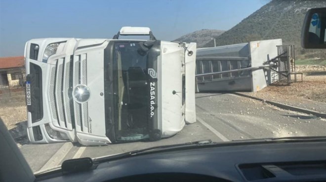 Prevrnuo se kamion na cesti Čitluk - Čapljina