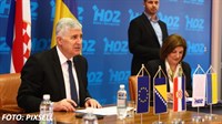 Čović sa zastavama Herceg Bosne, Ukrajine, BiH i EU najavio nove pregovore i borbu protiv sarajevske diktature