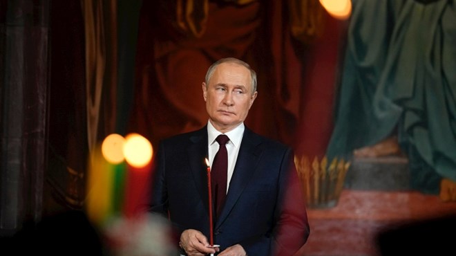 Putin nazočio svetoj misi na Uskrs, nosio je svijeću