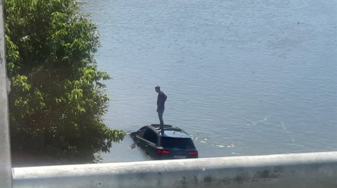 Prizor iz bh. rijeke: Vozač sletio, popeo se na krov i čeka pomoć, a drugi vozači ga fotkaju