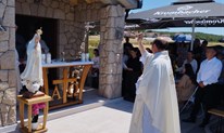 (FOTO) Brašančevo okupilo mnoštvo vjernika na Višnjici! Blagoslovljena novoizgrađena kapelica