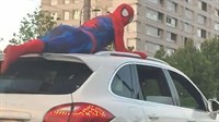 (VIDEO) 'Spiderman' se vozio na krovu terenca po Sarajevu