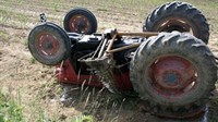 Stradao prilikom prevrtanja traktora