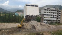 Konačno srušena zgrada Žitoprometa u Mostaru, bagerist jedva izvukao živu glavu