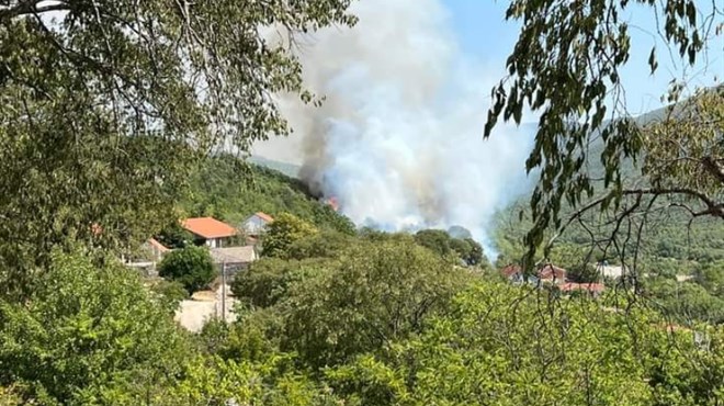 IMOTSKI: Požar u Poljicima prijeti kućama