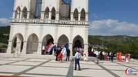 GRUDE: Zastave Hrvatske i Francuske vijore pred Crkvom! I Francuzi pjevaju 'Moja Hercegovina'