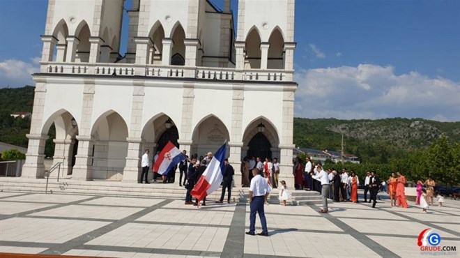 GRUDE: Zastave Hrvatske i Francuske vijore pred Crkvom! I Francuzi pjevaju 'Moja Hercegovina'