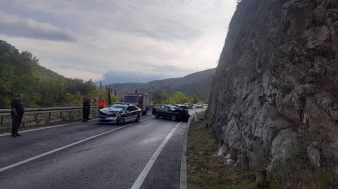 Kaos kod Mostara: Auto udarilo u brdo! Policija došla na teren pa se u njih zaletio BMW
