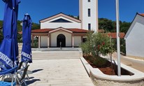 FOTO: Fra Stanko sa župljanima zaokružio uređenje crkve u Dragićini, klupe darovao Borajni